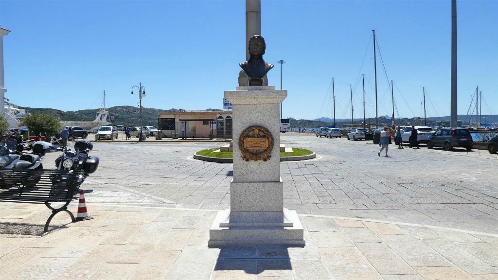 SARDINIË - LA MADDALENA - een standbeeld ter ere van de Italiaanse officier Domenico Millelire (1761-1827)