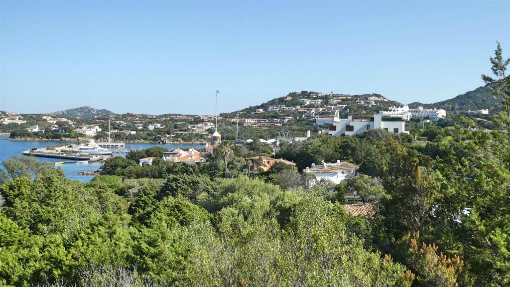 SARDINIË - ARZACHENA - het uitzicht over het dorp