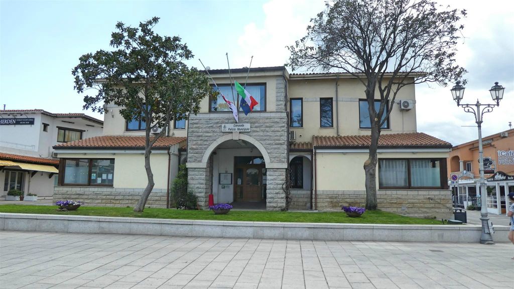SARDINIË - SAN TEODORO - het gebouw van de gemeentelijke politie