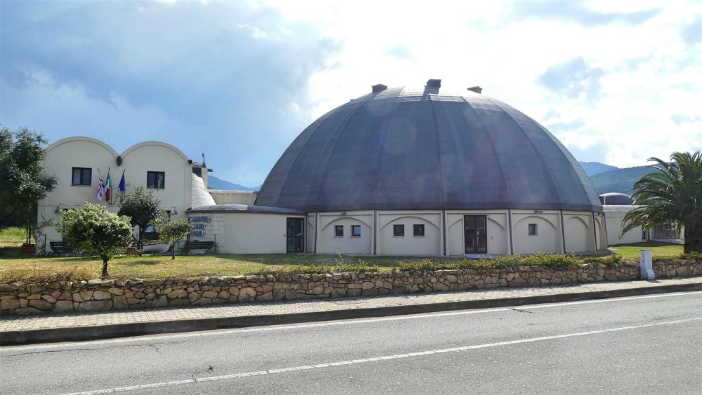 SARDINIË - SAN TEODORO - het gebouw van de witte kruisambulance