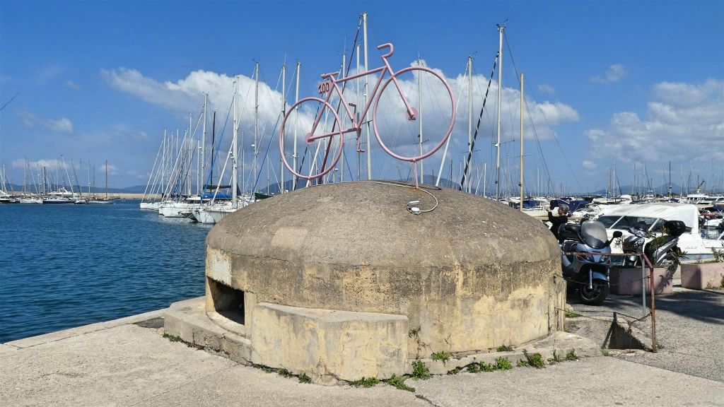 SARDINIË - ALGHERO - een kunstwerk uit 2017 ter ere van de 100ste ronde van Italië