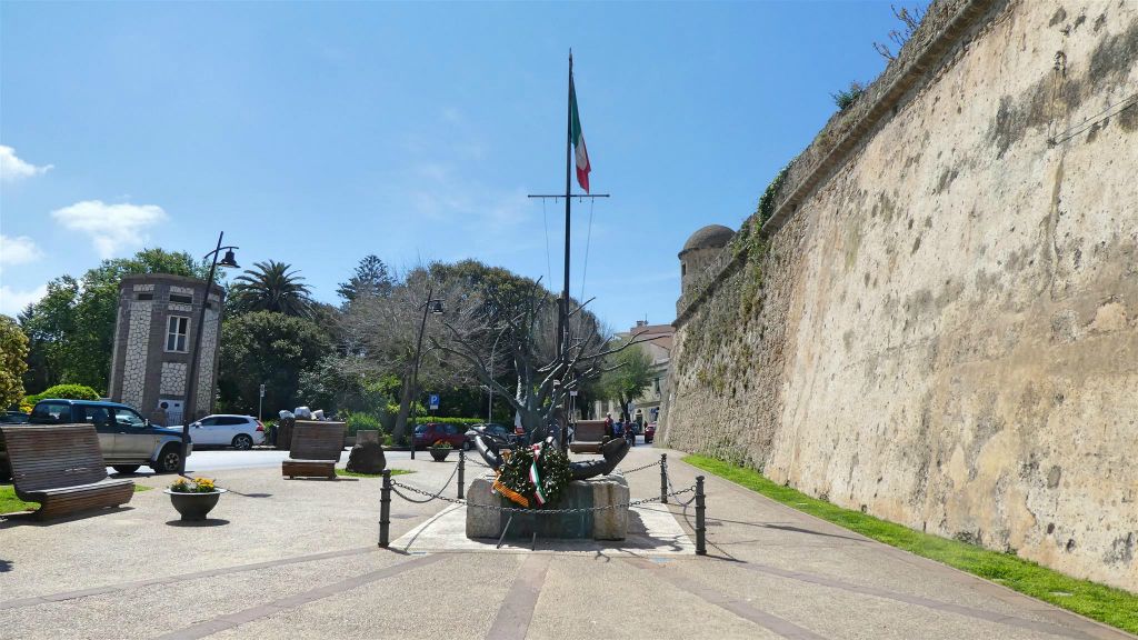 SARDINIË - ALGHERO - een oorlogsmonument voor de gevallenen op zee