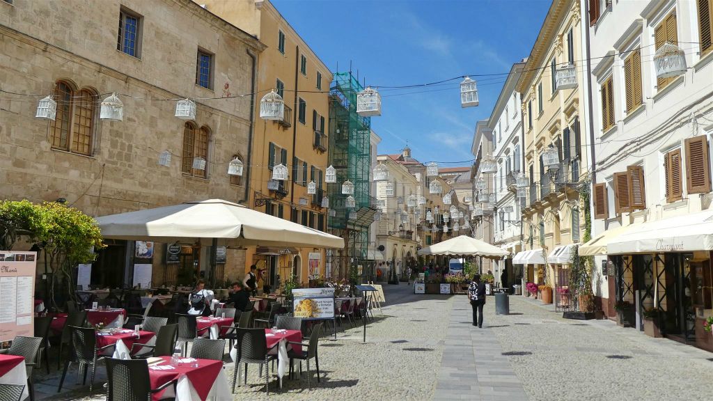 SARDINIË - ALGHERO - de straat Piazza Civica
