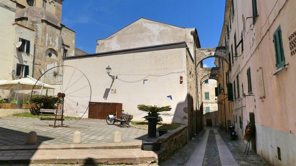 SARDINIË - ALGHERO - een kunstwerk op een plein
