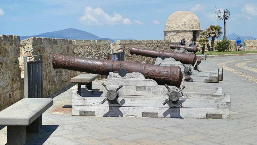 SARDINIË - ALGHERO - enkele kanonnen