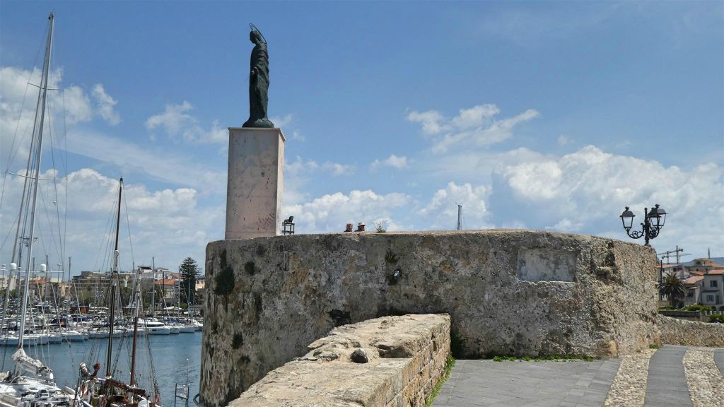 SARDINIË - ALGHERO - een maagd Maria standbeeld op de heilige Erasmus toren