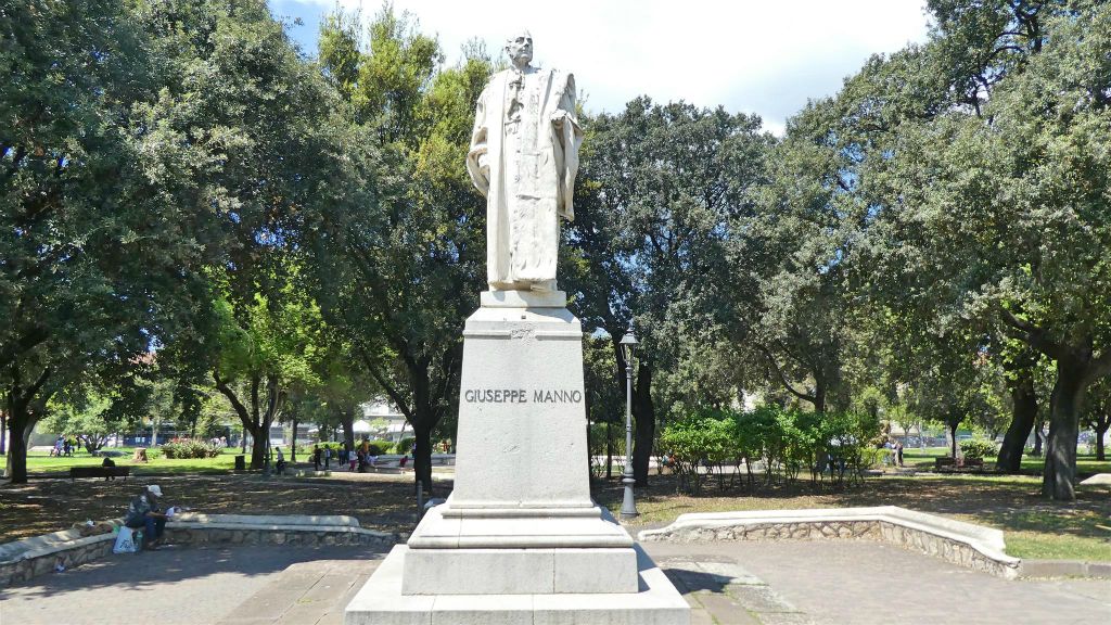 SARDINIË - ALGHERO - een standbeeld ter ere van de politicus Giuseppe Manno (1786-1868)