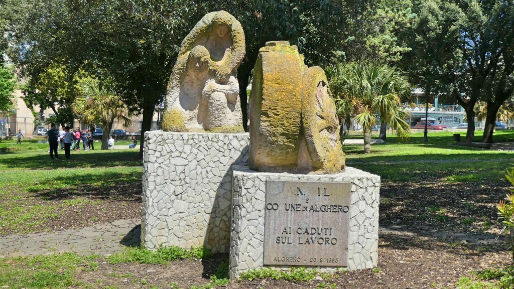 SARDINIË - ALGHERO - het monument voor de gevallenen aan het werk