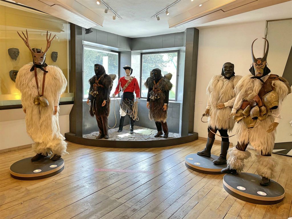 SARDINIË - MAMOIADA - binnen in het mediterrane masker museum