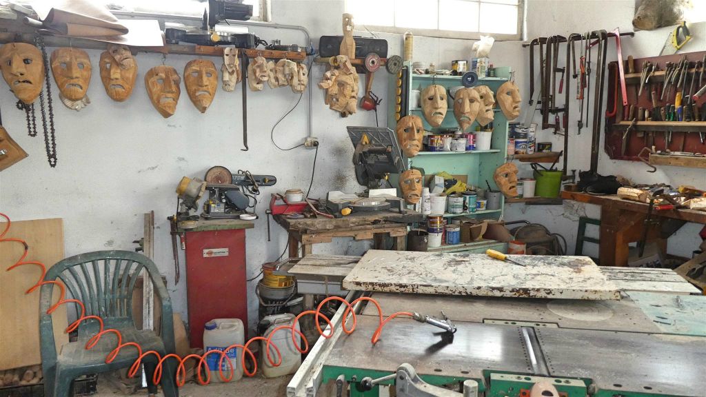 SARDINIË - MAMOIADA - een werkplaats waar houten maskers gemaakt worden