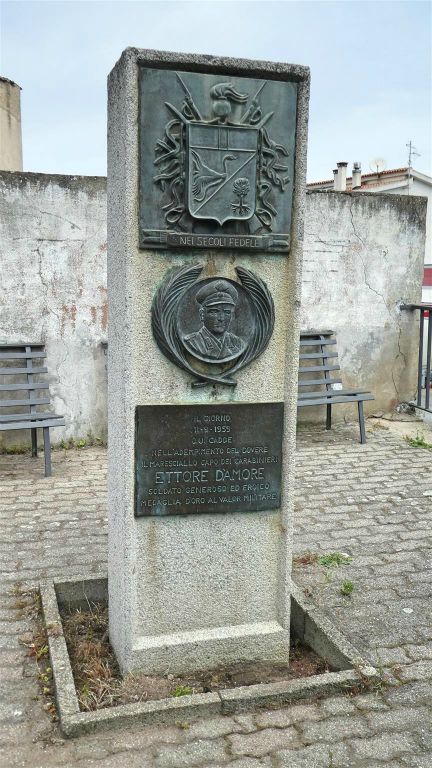 SARDINIË - ORGOSOLO - een monument ter ere van de hoofdmaarschalk van de politie Ettore D'Amore (1909-1959)
