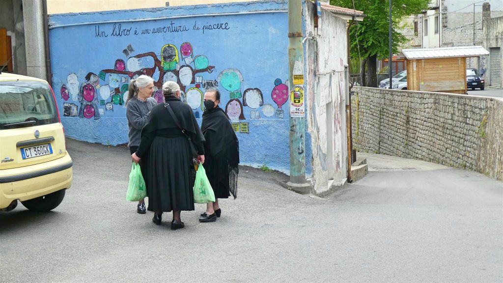 SARDINIË - ORGOSOLO - een aantal dorpsbewoners voor een muurschildering