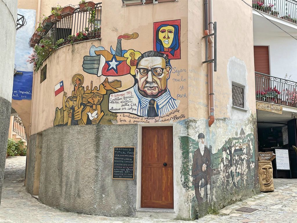 SARDINIË - ORGOSOLO - een aantal muurschilderingen
