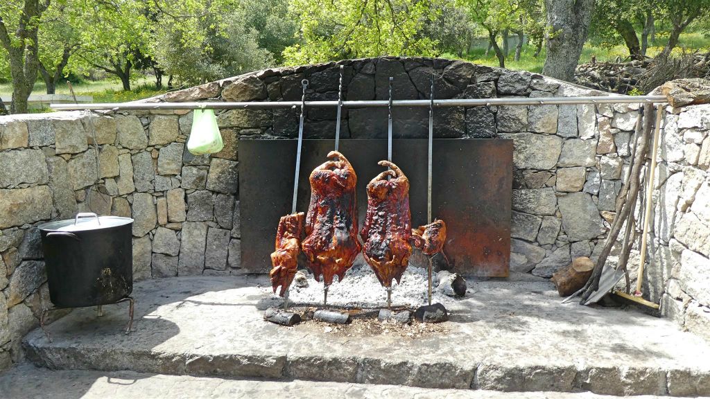 SARDINIË - ORGOSOLO - het vlees van de herderslunch