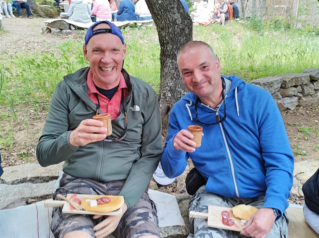 SARDINIË - ORGOSOLO - Kees en Carlos bij de herderslunch