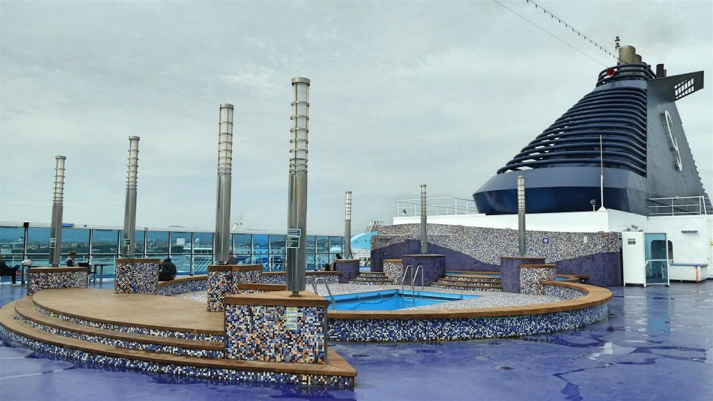 SARDINIË - OLBIA - het zwembad van de veerboot Cruise Europa van de rederij Grimaldi Lines waarmee we naar Livorno gevaren hebben