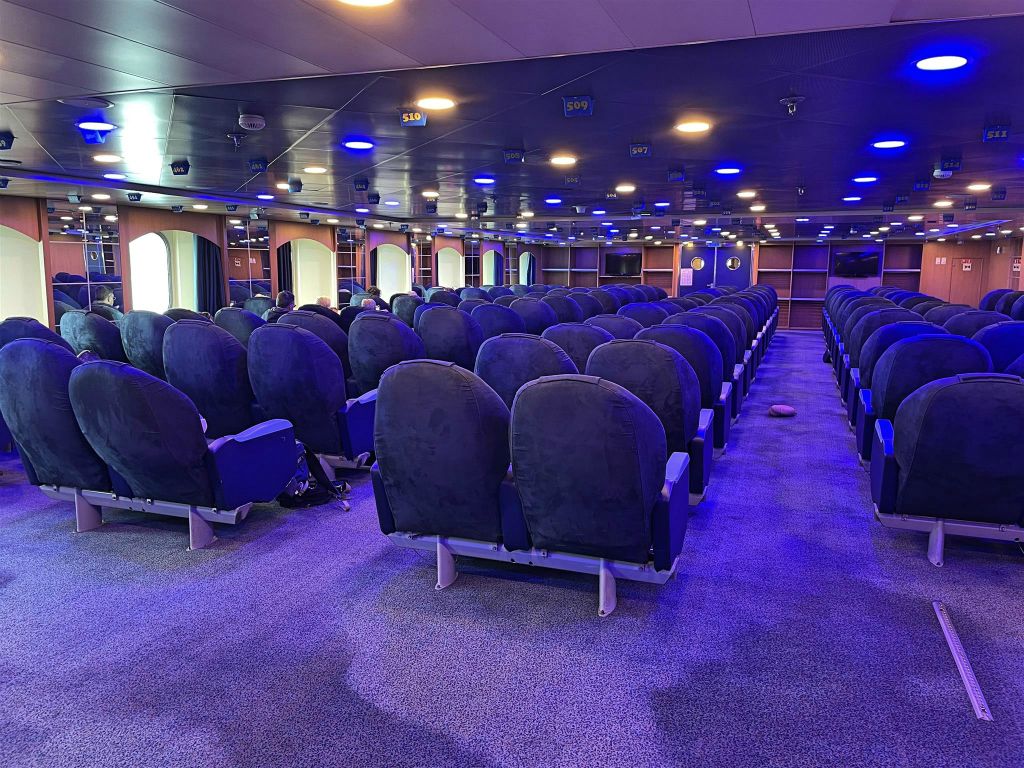 SARDINIË - OLBIA - de San Teodoro zaal van de veerboot Cruise Europa van de rederij Grimaldi Lines