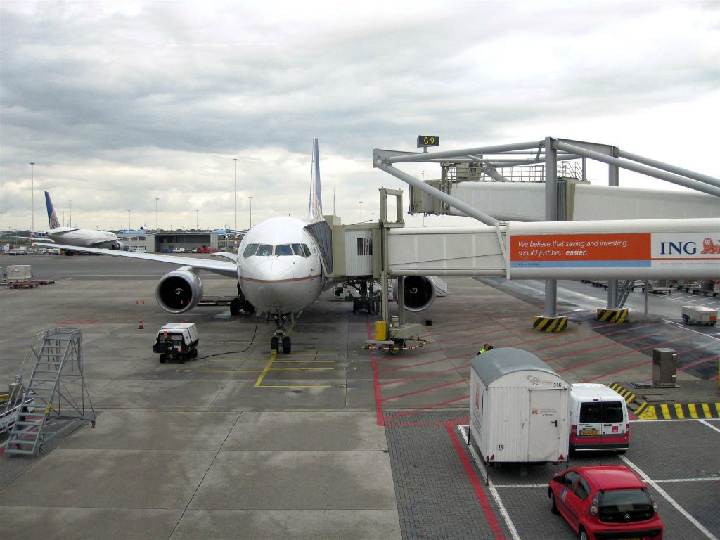 NEDERLAND - SCHIPHOL - het vliegtuig van Continental Airlines waarmee we naar Amerika vliegen