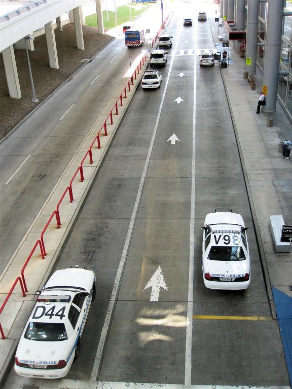 AMERIKA - HOUSTON - enkele politieauto's bij het vliegveld