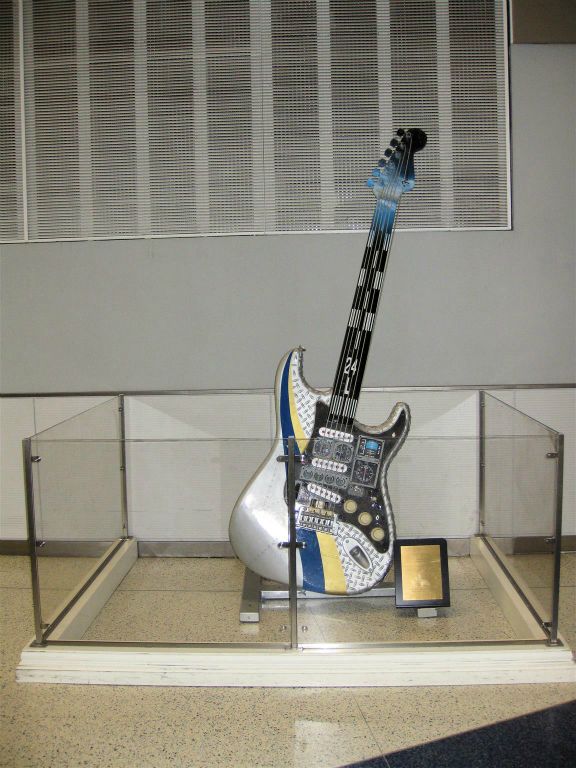 AMERIKA - HOUSTON - een gitaar op het vliegveld