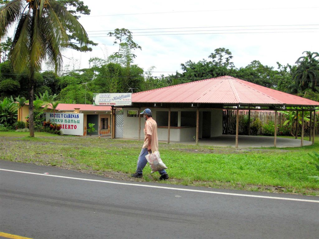 SAN JOSÉ -> CAÑO BLANCO - een man op een weg