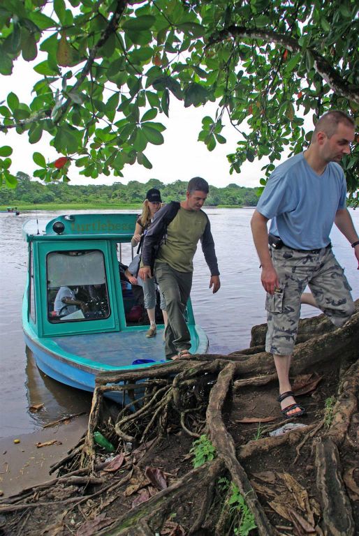 CAÑO BLANCO -> TORTUGUERO NATIONAL PARK - Carlos en groepsgenoten op weg naar het dorpje Tortuguero