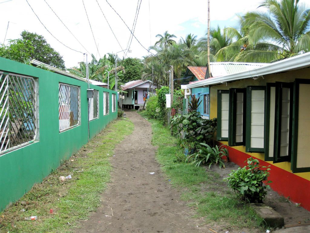 CAÑO BLANCO -> TORTUGUERO NATIONAL PARK - het pad in het dorp Tortuguero
