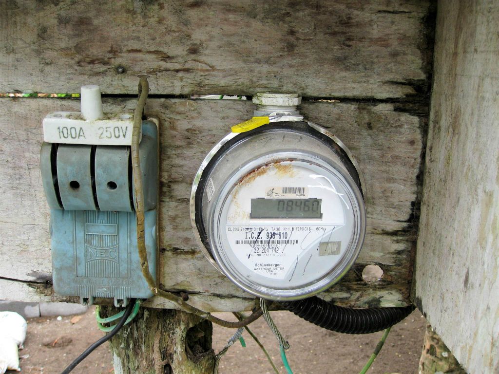CAÑO BLANCO -> TORTUGUERO NATIONAL PARK - een elektriciteitsmeter bij een huis in het dorp Tortuguero