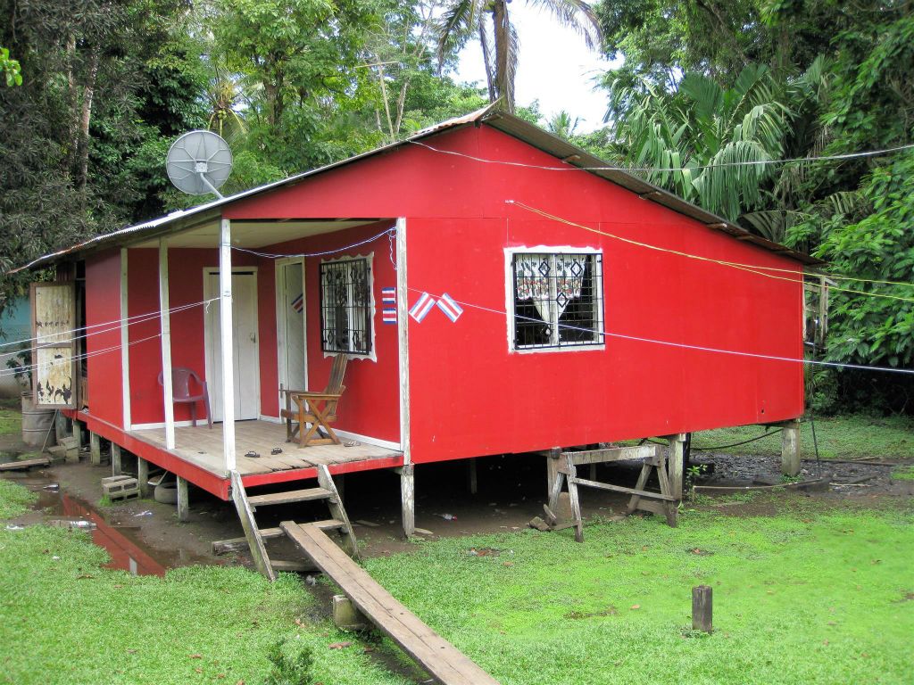 CAÑO BLANCO -> TORTUGUERO NATIONAL PARK - een huis in het dorp Tortuguero