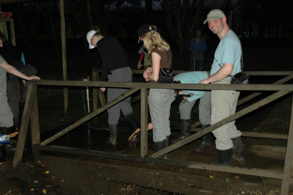 TORTUGUERO NATIONAL PARK - Carlos en groepsgenoten terug van een schemerwandeling