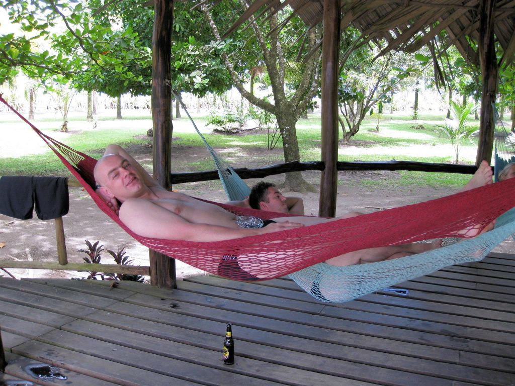 TORTUGUERO NATIONAL PARK - Simon en Arco in hangmat bij het zwembad