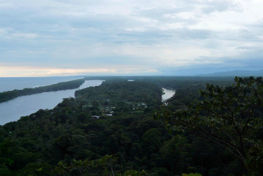 TORTUGUERO NATIONAL PARK - het uitzicht tijdens een wandeling naar Cerro Tortuguero