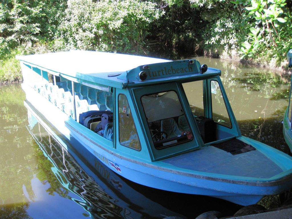TORTUGUERO NATIONAL PARK - een boot van de turtle beach lodge
