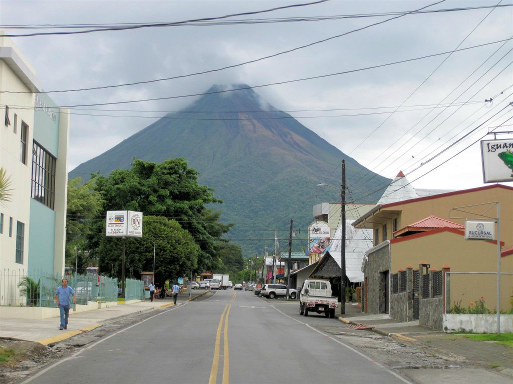 LA FORTUNA - een straat met uitzicht op de Arenal vulkaan
