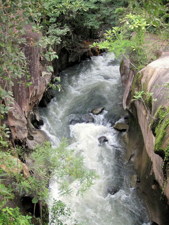 LIBERIA -> RINCÓN DE LA VIEJA - een snel stromende rivier