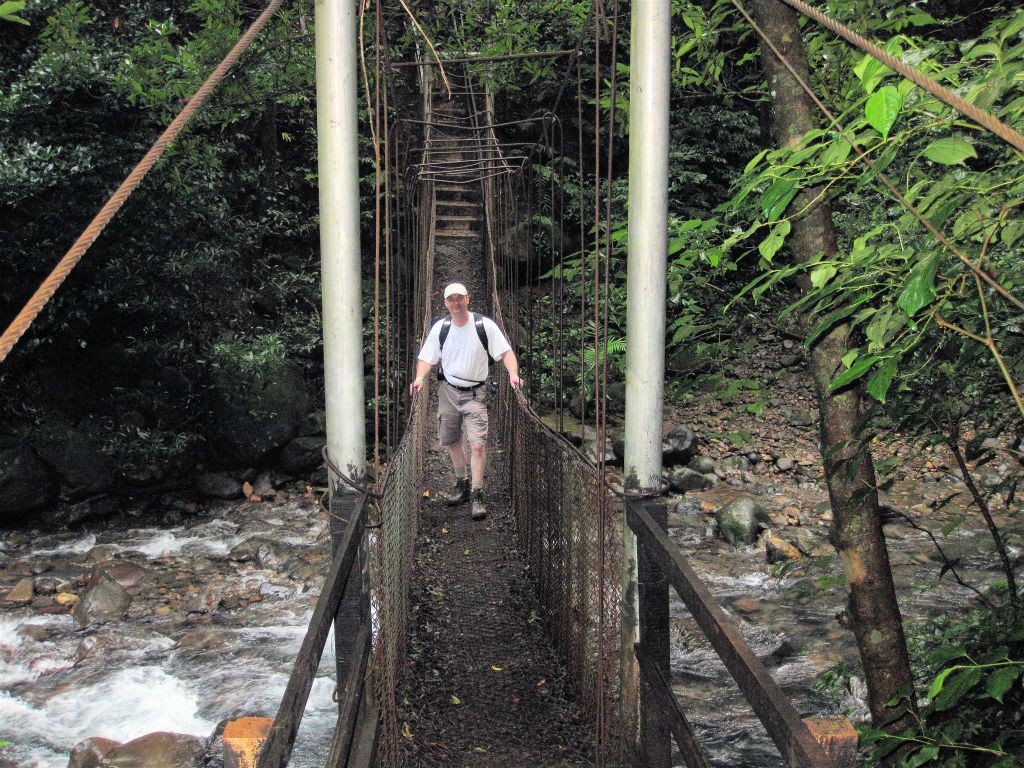 RINCÓN DE LA VIEJA - Carlos op een hangbrug