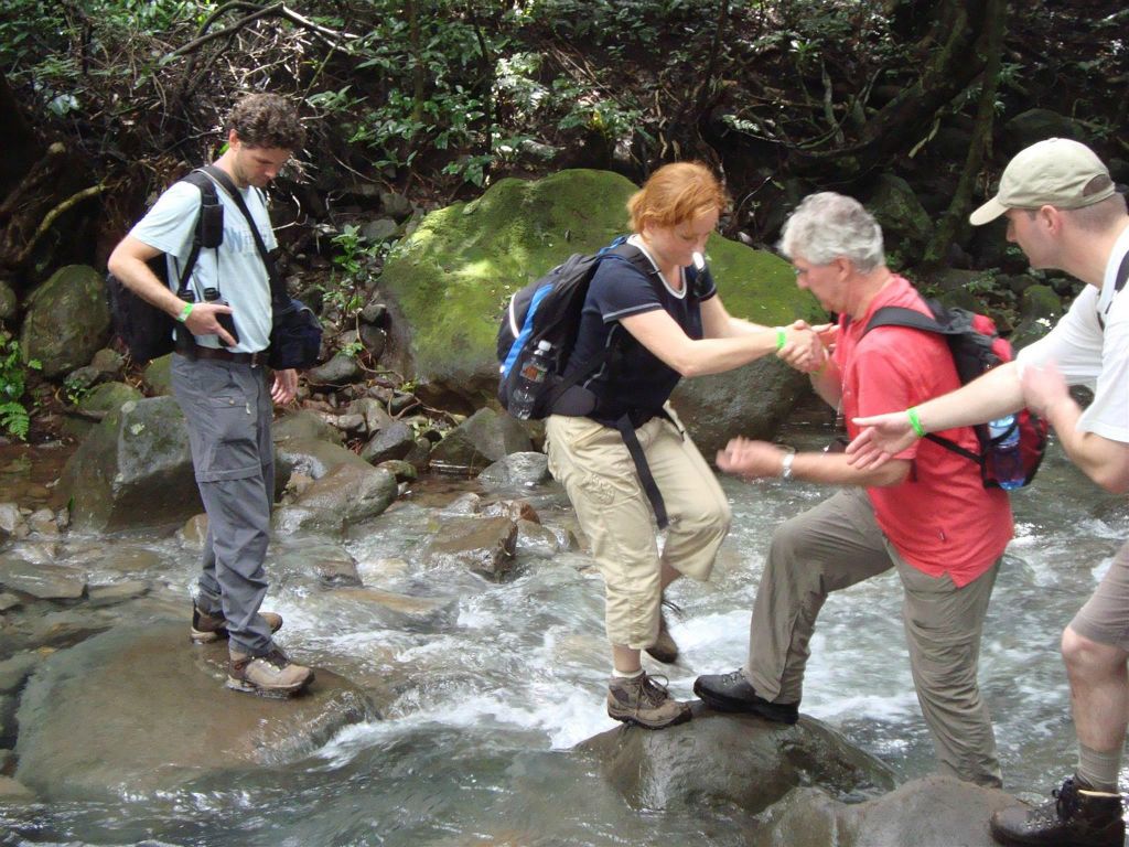 RINCÓN DE LA VIEJA - helpen met oversteken van een rivier