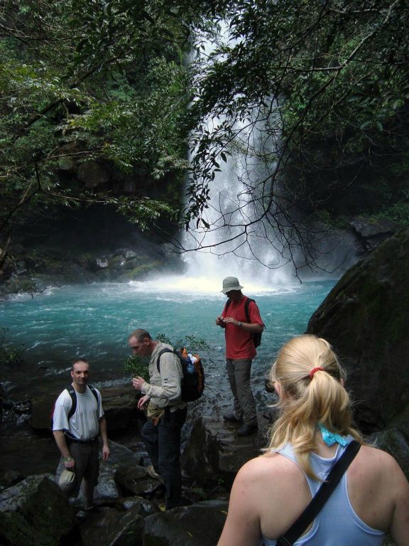 RINCÓN DE LA VIEJA - Carlos en groepsgenoten bij de waterval Catarata La Cangreja