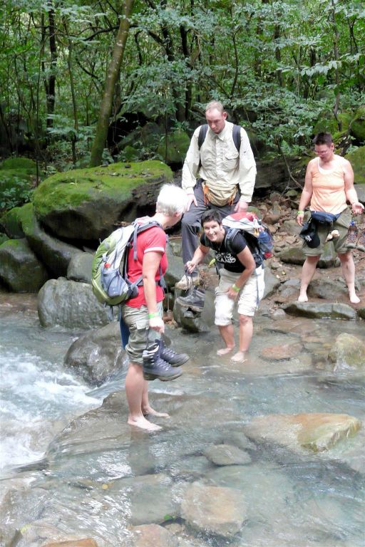 RINCÓN DE LA VIEJA - Anneke, Ageeth, Marc en Anita steken de rivier weer over