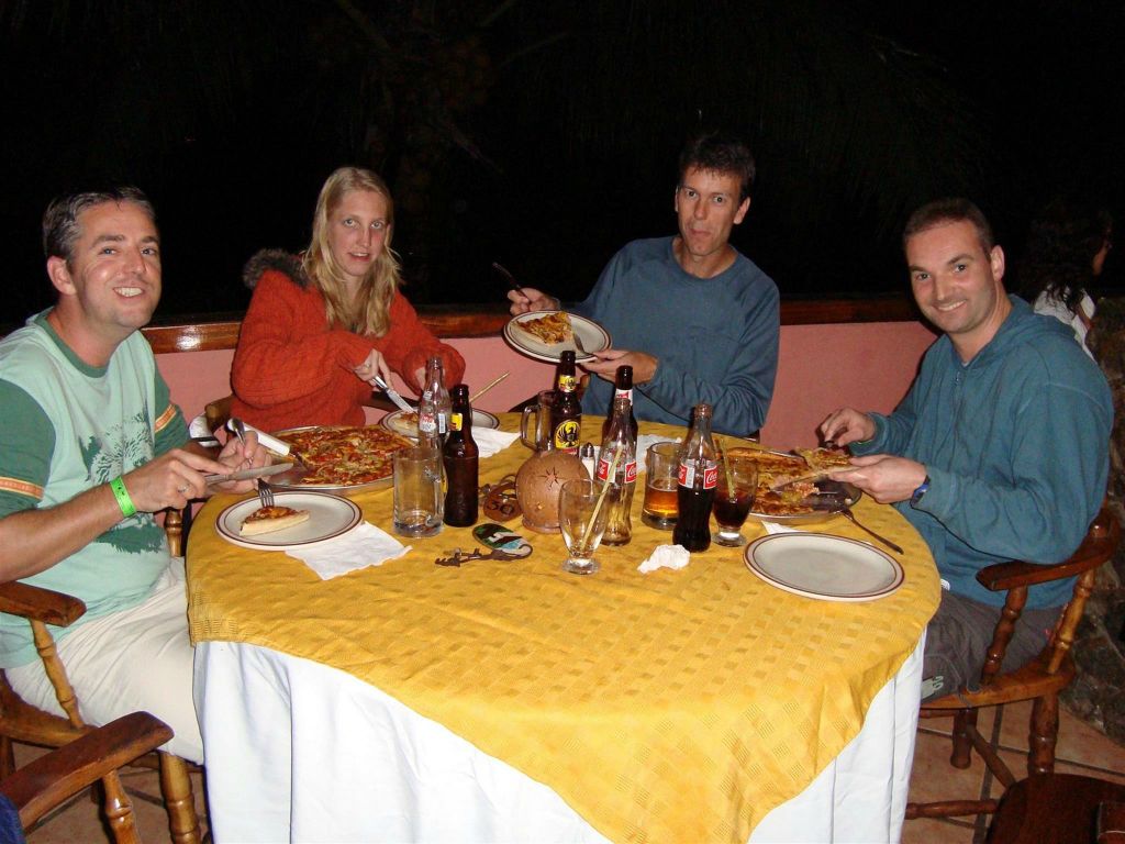 RINCÓN DE LA VIEJA - Carlos en groepsgenoten eten pizza