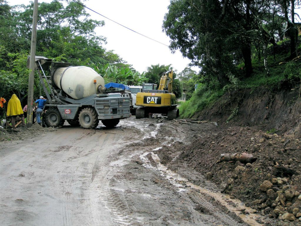 RINCÓN DE LA VIEJA -> MONTEVERDE - even een kleine wegversperring van een cementmolen