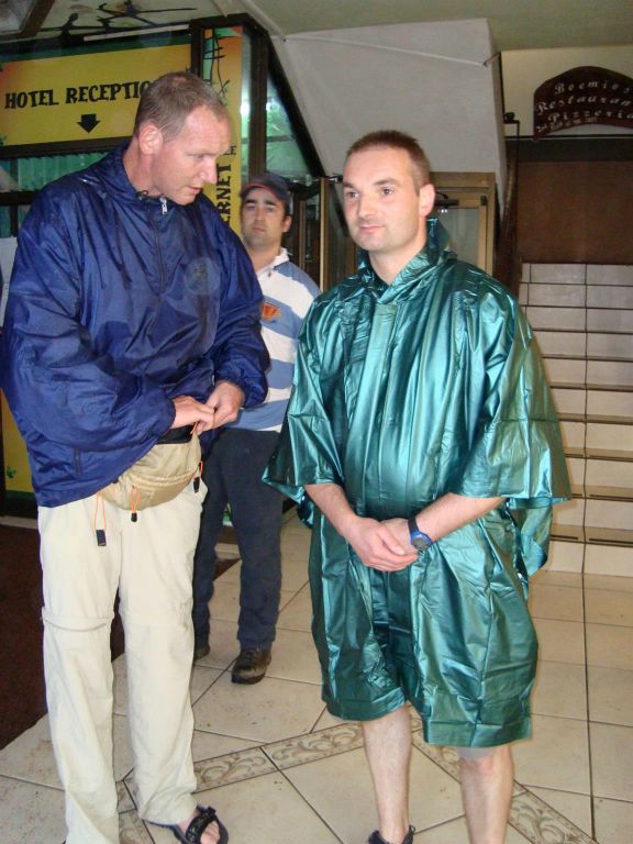MONTEVERDE - Marc en Carlos in regenkleding