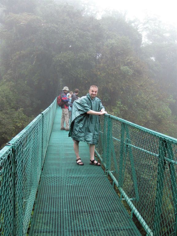 MONTEVERDE - Carlos op een hangbrug bij de skywalk