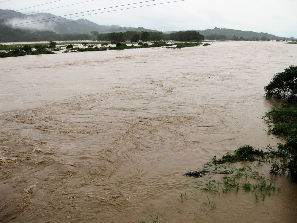 MONTEVERDE -> QUEPOS - een snelstromende rivier door de vele regen