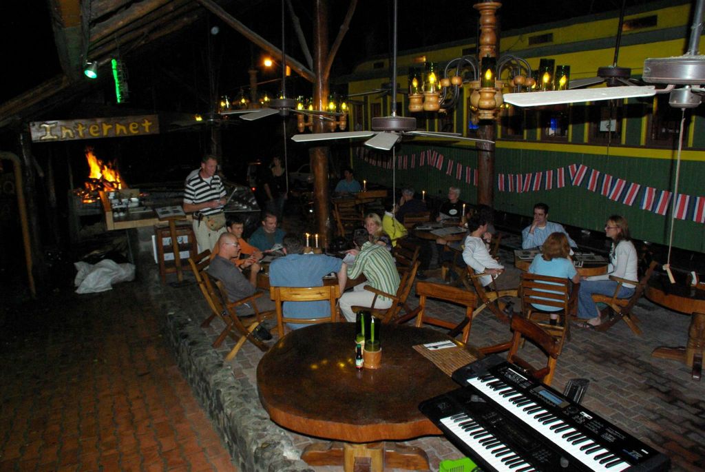 QUEPOS - Carlos en groepsgenoten in een gril/barbeque restaurant