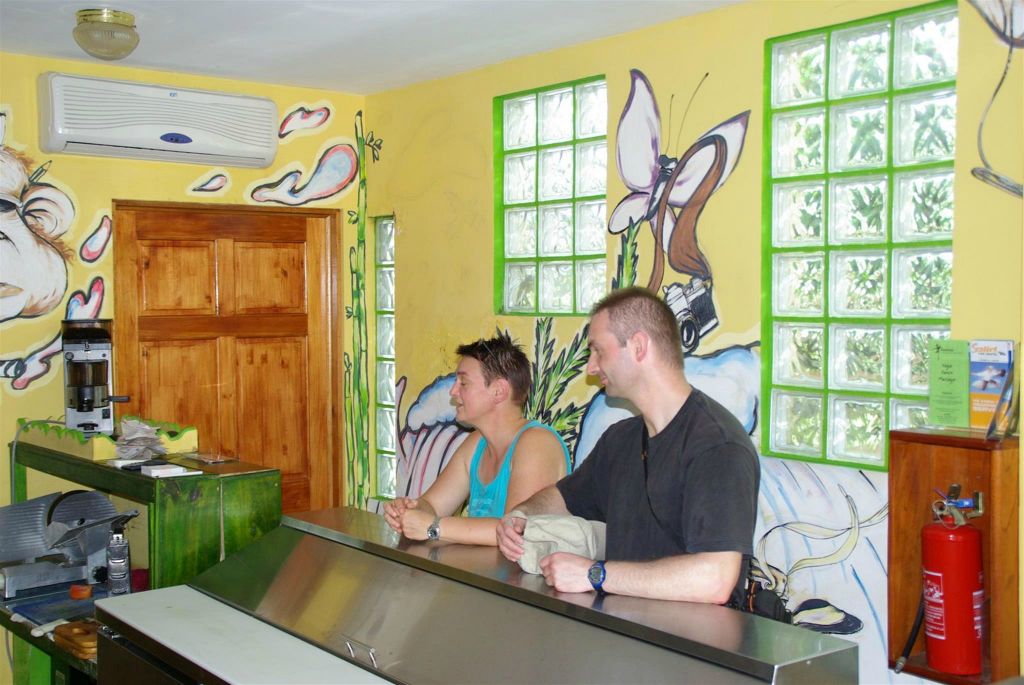PLAYA DOMINICAL - Anita en Carlos bij de broodjes/ smoothie zaak Chapy's