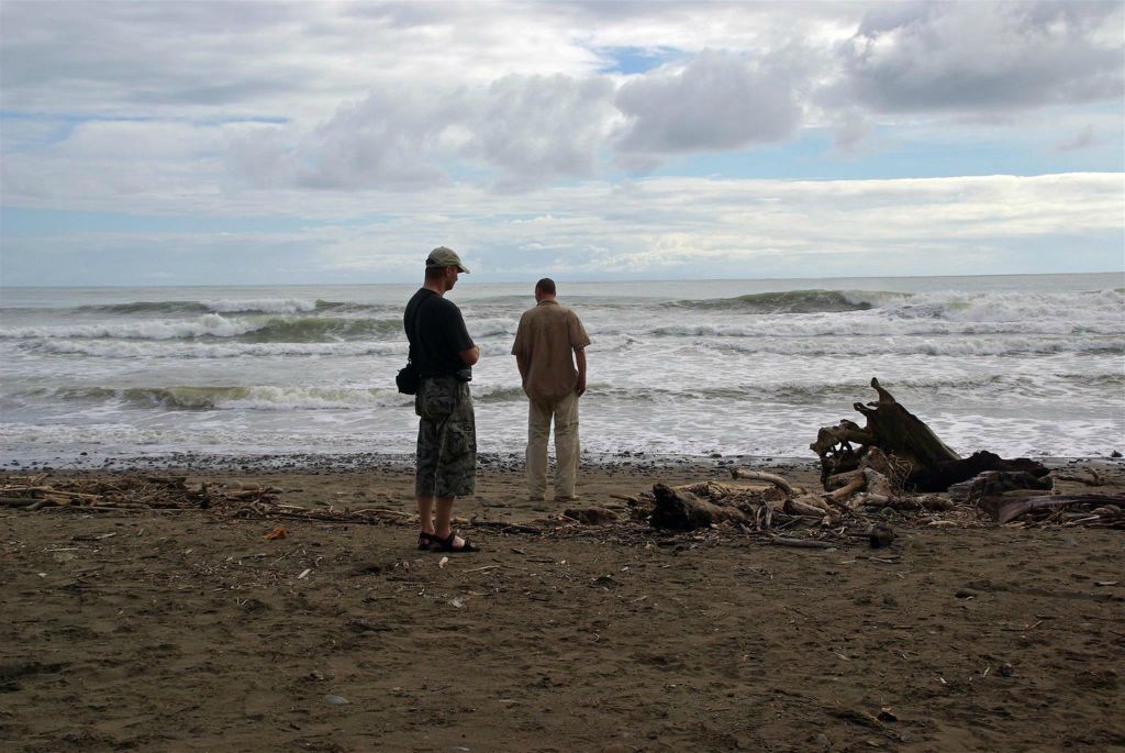 PLAYA DOMINICAL - Marco en Carlos op het strand