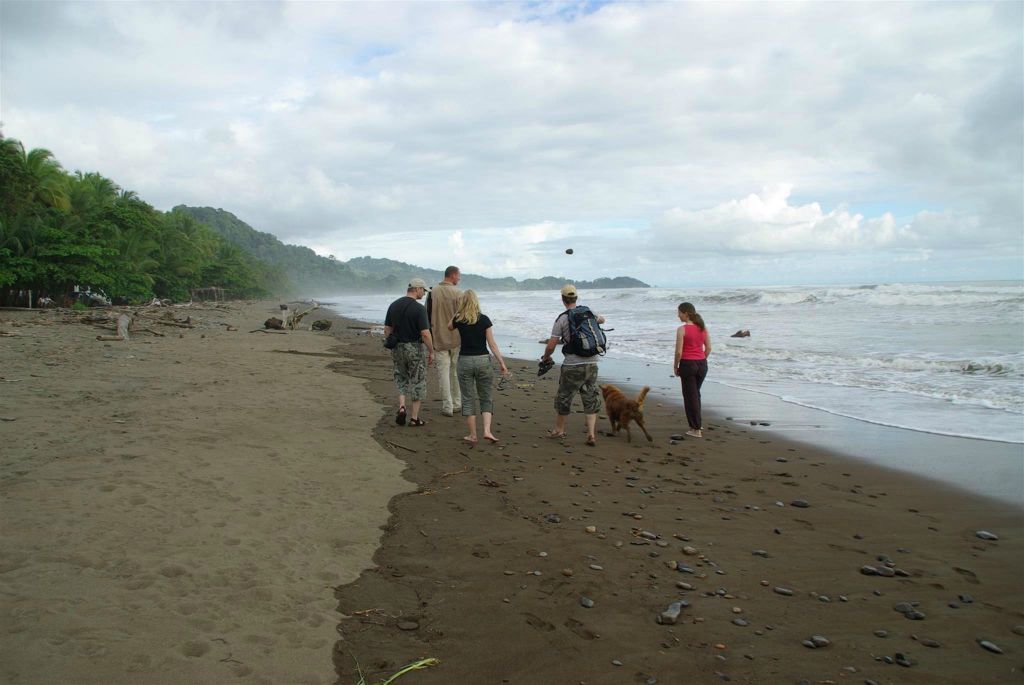 PLAYA DOMINICAL - Carlos en groepsgenoten op het strand
