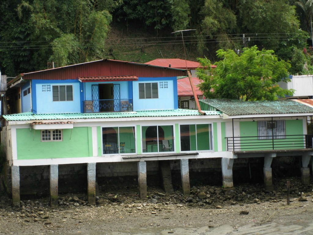 GOLFITO - enkele huizen