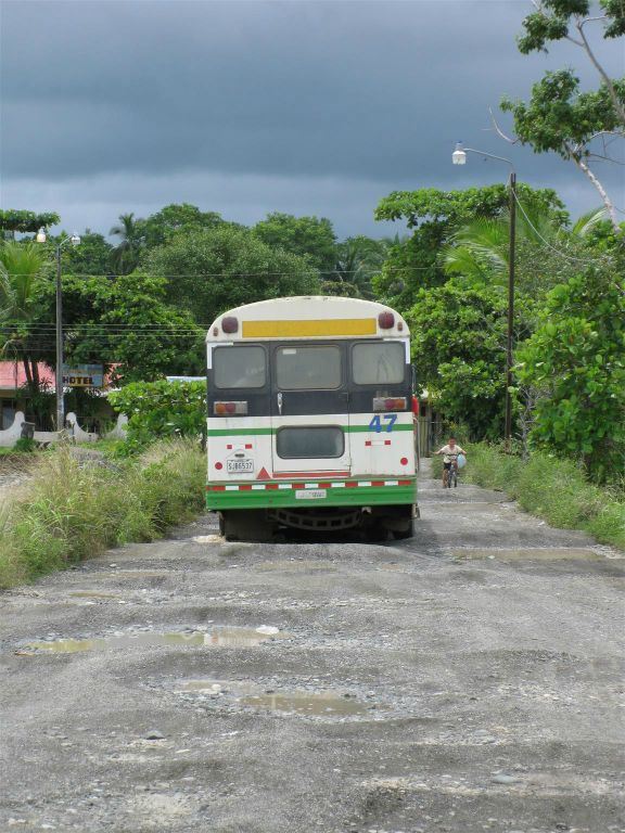 PUERTO JIMÉNEZ - een bus